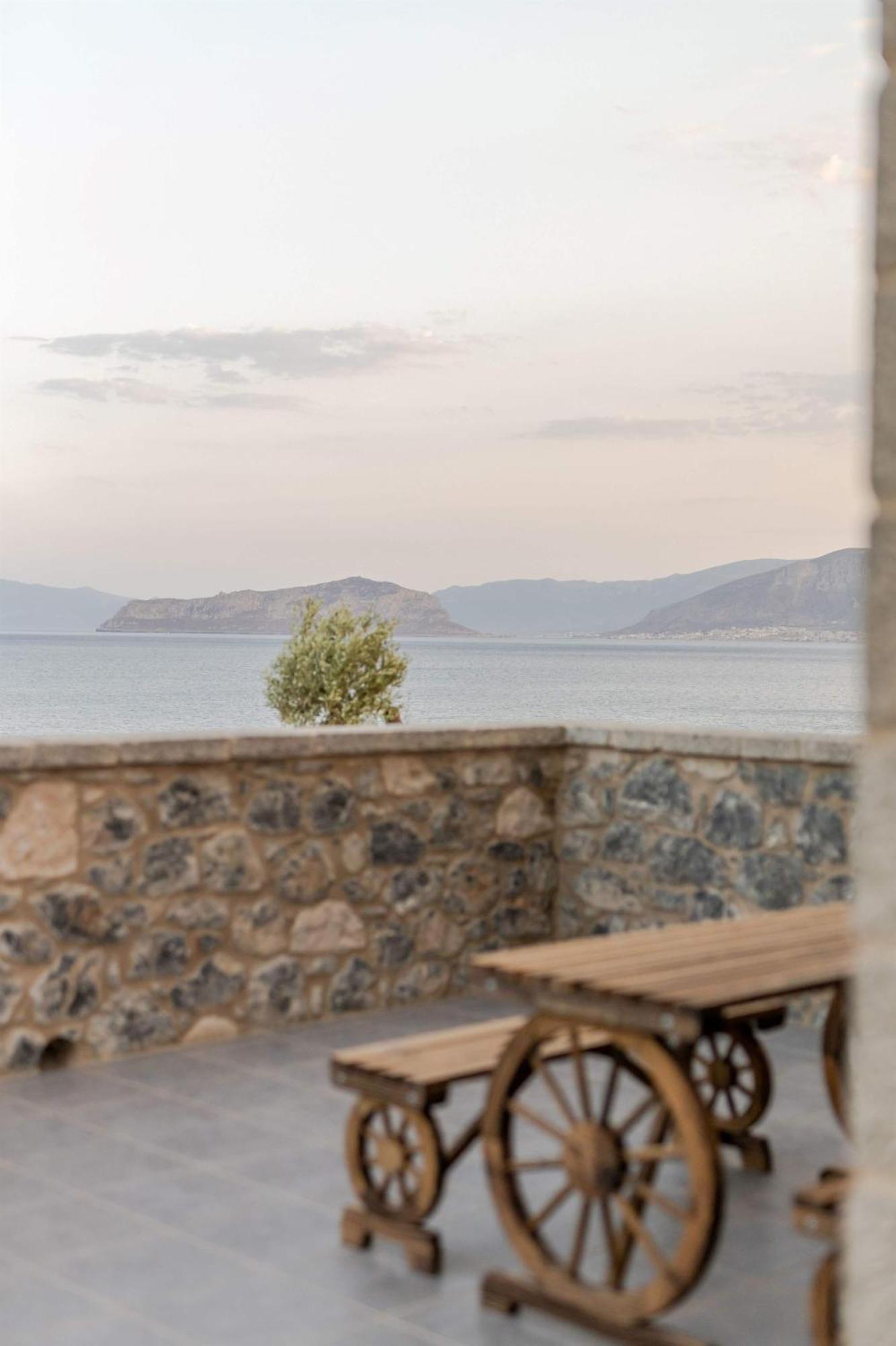 Katerina's - Beachfront Stone Paradise Holiday home *