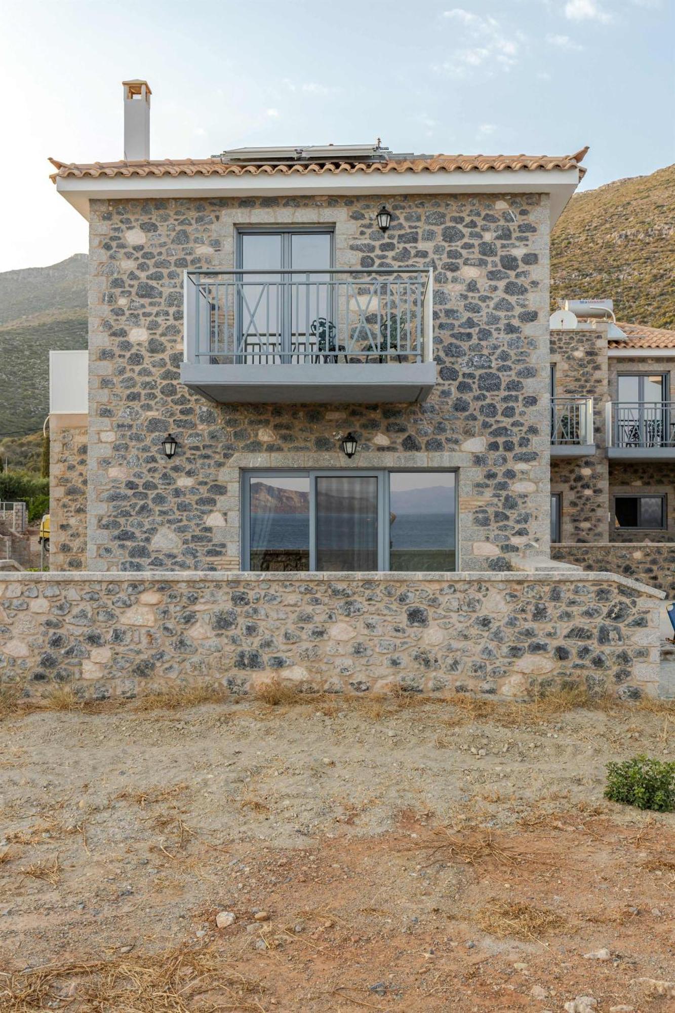 Holiday home Katerina's - Beachfront Stone Paradise *