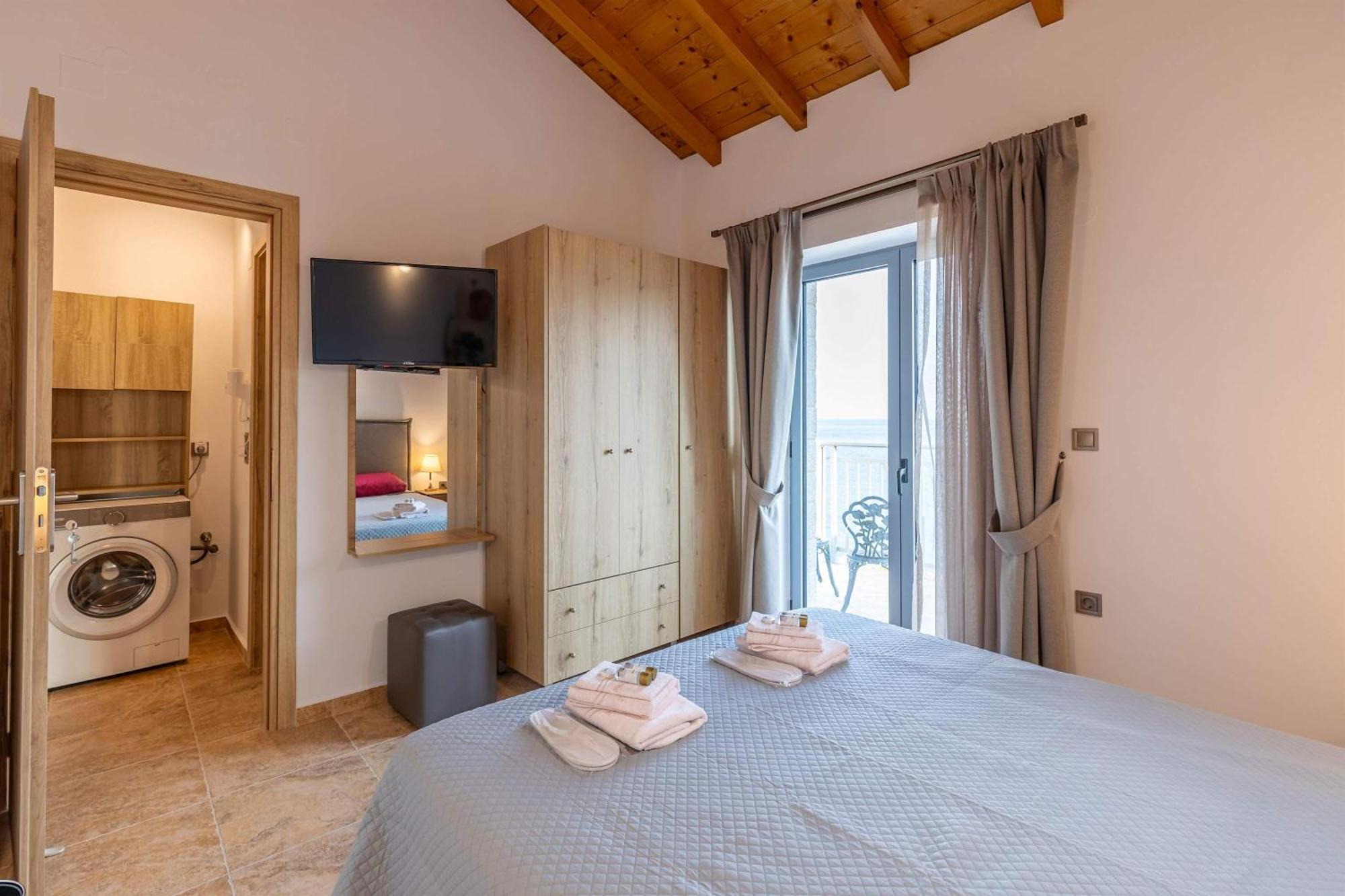 Katerina's - Beachfront Stone Paradise * Monemvasia