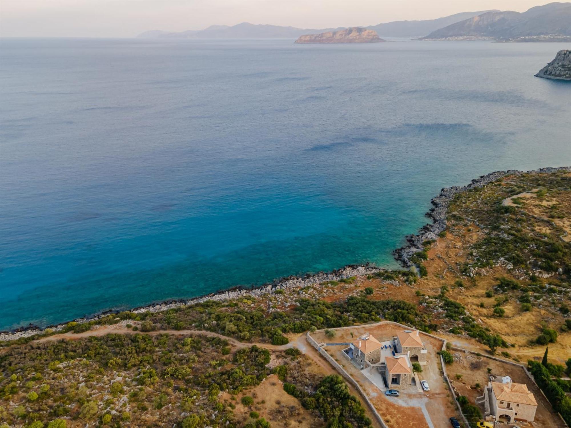 Katerina's - Beachfront Stone Paradise Holiday home