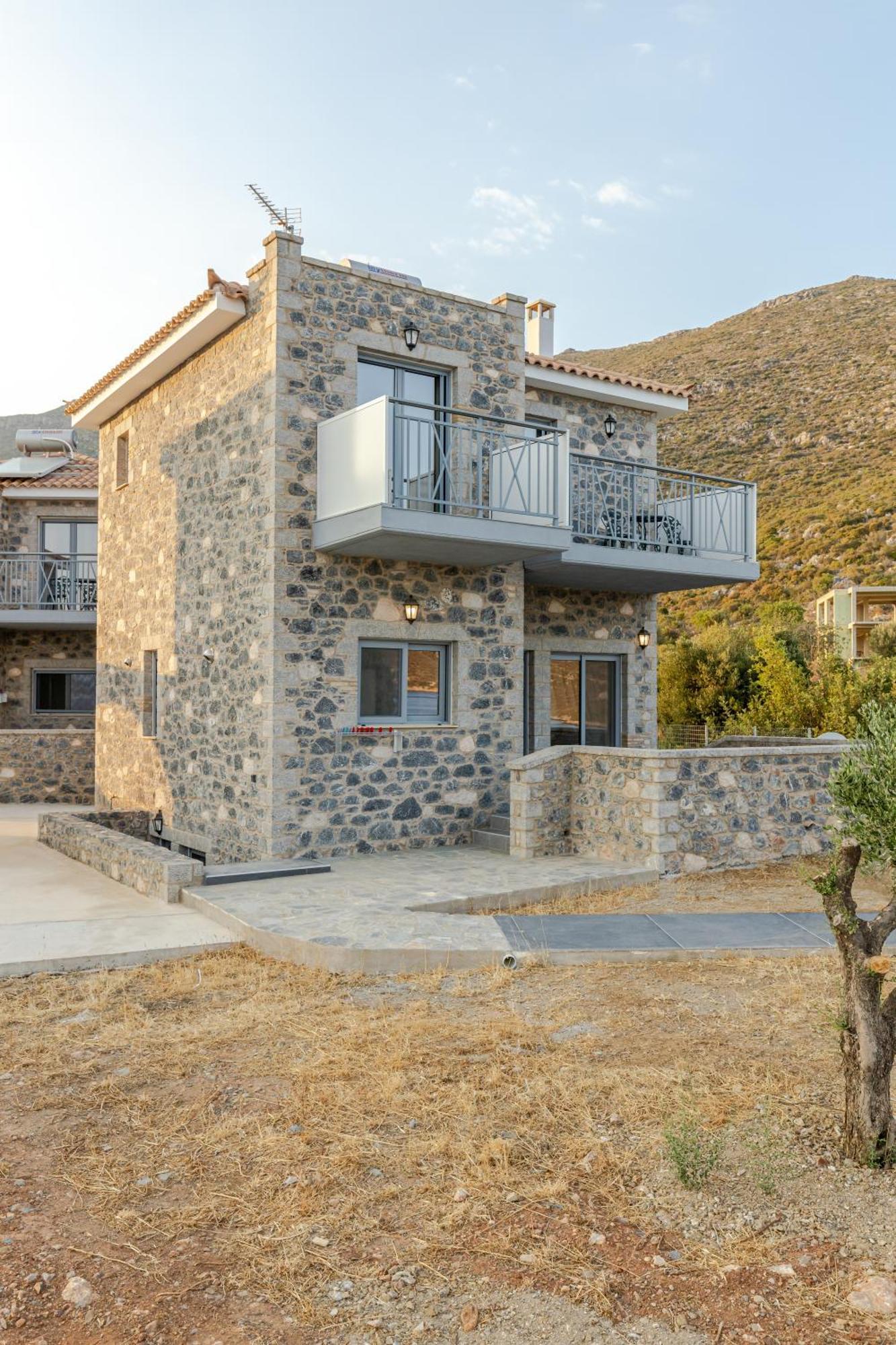 Katerina's - Beachfront Stone Paradise *